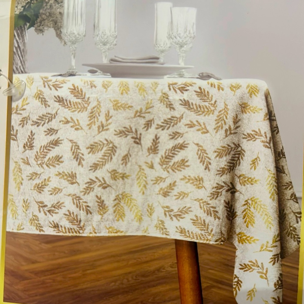 Badgley Mischka Tablecloth Gold & White.